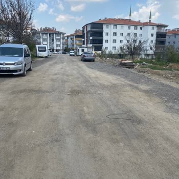 Altındağ’da Bozuk Asfalt Ve Çöp Eksikliği Mahalleyi Zor Duruma Sokuyor
