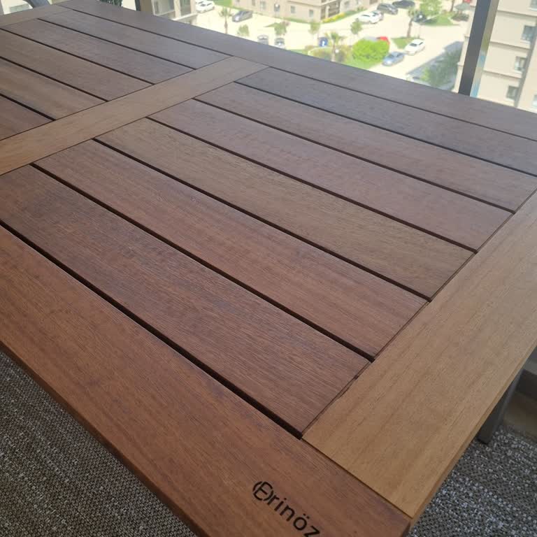 Balık Kokulu Bahçe Masası Ve Cevapsız Mağaza Yanıtı