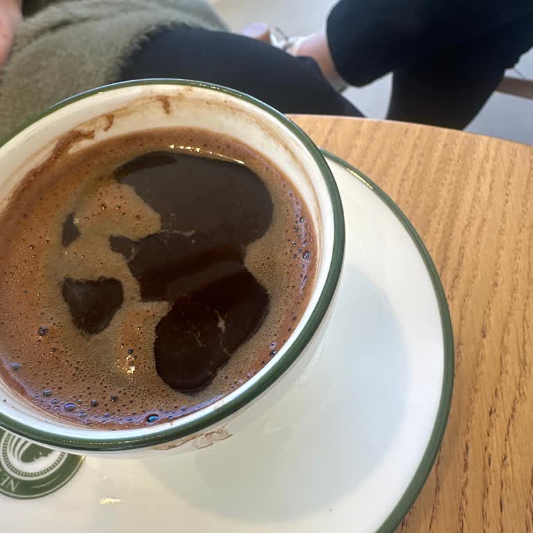 Yanık Kahve Ve Somurtkan Personel İle Memnuniyetsiz Deneyim