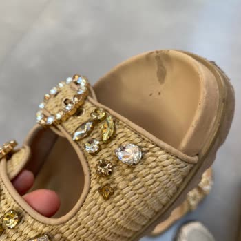 Derimod Terliği Üç Ayda Soyulup Taşları Dökülürken Değişim Talebi Reddedildi