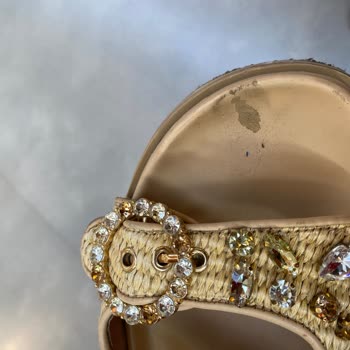 Derimod Terliği Üç Ayda Soyulup Taşları Dökülürken Değişim Talebi Reddedildi