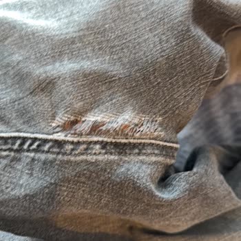 Mavi Kot Pantolonunda Üretim Hatası Yırtıklar Ve Kumaş Kusurları
