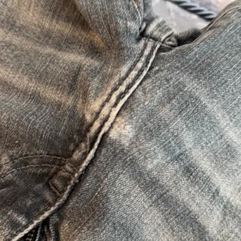 Mavi Kot Pantolonunda Üretim Hatası Yırtıklar Ve Kumaş Kusurları