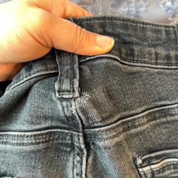 Mavi Kot Pantolonunda Üretim Hatası Yırtıklar Ve Kumaş Kusurları