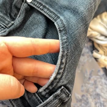 Mavi Kot Pantolonunda Üretim Hatası Yırtıklar Ve Kumaş Kusurları