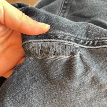 Mavi Kot Pantolonun Dikiş Açılması Ve Kumaş Yırtılması