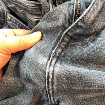 Mavi Kot Pantolonun Dikiş Açılması Ve Kumaş Yırtılması