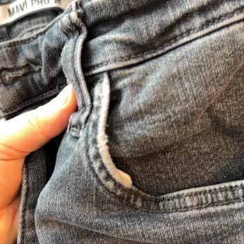 Mavi Kot Pantolonun Dikiş Açılması Ve Kumaş Yırtılması