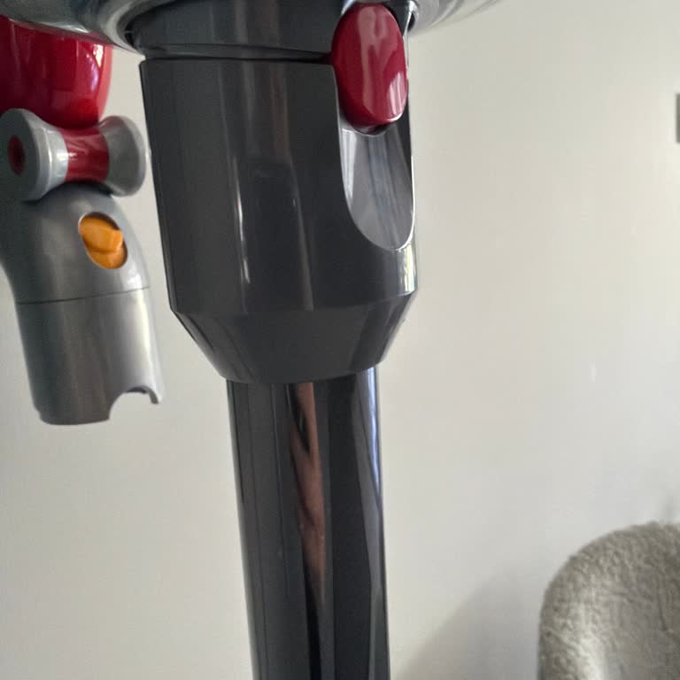 Dyson V12'de Kullanıcı Hatası Olmadığına Rağmen Esneme Problemi Ve Değişim Talebi