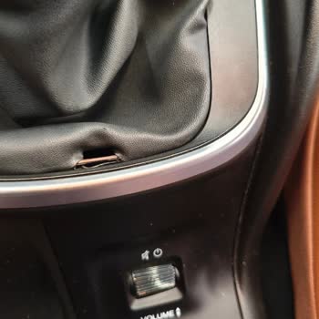 Yeni Fiat Egea Sedan Vites Derisi Yırtıldı, Ücretsiz Değişim Talebi