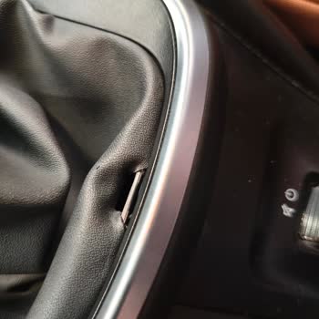 Yeni Fiat Egea Sedan Vites Derisi Yırtıldı, Ücretsiz Değişim Talebi