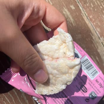 Şok Mağazasında Satın Alınan Çilekli Yoğurtta Bayat Lezzet Ve Siyah Lekeler