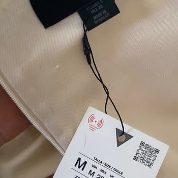 Beden Etiketi Karmaşası Ve Ruj Lekeli Ürünler İçin Zara’dan Açıklama Talebi