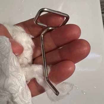 Solo Asılabilir Kağıt Havlu Aparatının Düz Metal Parçası Koluma Saplandı Ve Ciddi Yaralanma Yarattı