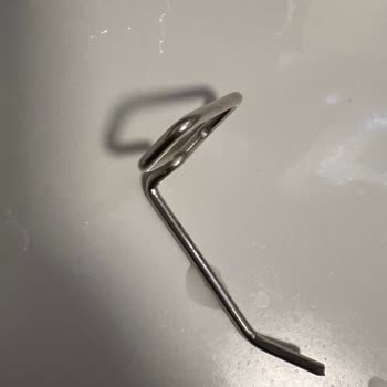 Solo Asılabilir Kağıt Havlu Aparatının Düz Metal Parçası Koluma Saplandı Ve Ciddi Yaralanma Yarattı