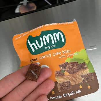 Humm Marka Havuçlu Tarçınlı Kekte Plastik Parça Şoku