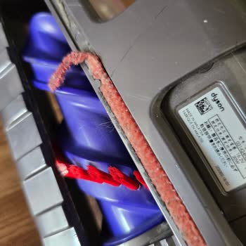 Dyson Gen5 Koltuk Tüy Toz Aparatının Kırmızı Şeridi 6 Ayda Parçalandı, Garanti Kapsamında Değişim Talebi