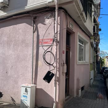 TurkNet’in Dış Cephe Zararları Ve Asılı Kablolar Görüntü Kirliliği Yaratıyor