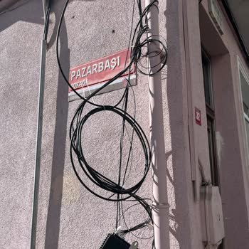 TurkNet’in Dış Cephe Zararları Ve Asılı Kablolar Görüntü Kirliliği Yaratıyor