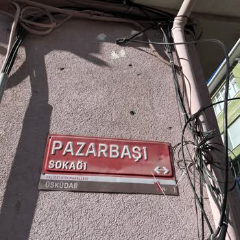 TurkNet’in Dış Cephe Zararları Ve Asılı Kablolar Görüntü Kirliliği Yaratıyor