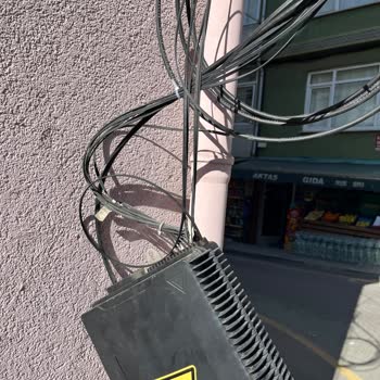 TurkNet’in Dış Cephe Zararları Ve Asılı Kablolar Görüntü Kirliliği Yaratıyor
