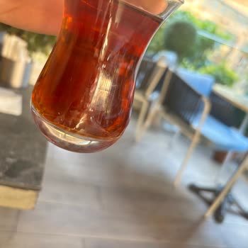 Mado Maltepe Şubesinde Soğuk Köfte, Kirli Çay Ve Kaba Personel