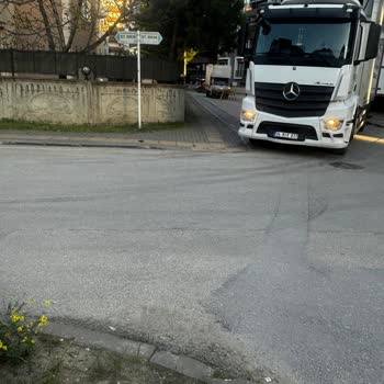 Bursa Özlüce File Market Tırları Ev Yolumuzu Ve Otoparkı Kapıyor