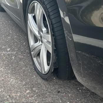 Audi Aracın Lastiği Otobanda Bu Hale Geldi