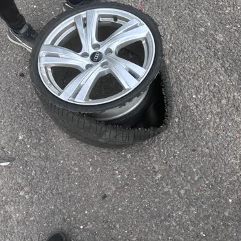 Audi Aracın Lastiği Otobanda Bu Hale Geldi