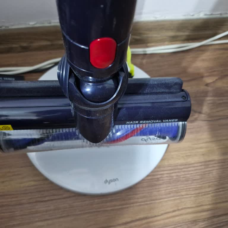 Dyson Gen5 Süpürgesinin Büyük Başlığı Dönerken Duruyor, Destek Çözüm Sunmuyor