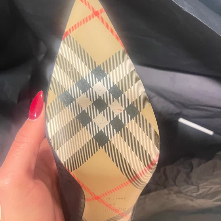 Burberry Ayakkabısında Delik Ve Çizik Bulunması, İade Ve Tam Geri Ödeme Talebi