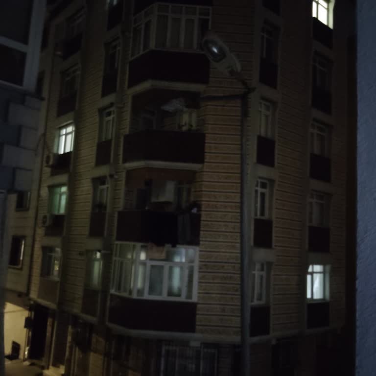 Şirinevler Mahmutbey Caddesi 17. Sokak Lambaları Çalışmıyor, Acil Onarım Talep Ediliyor