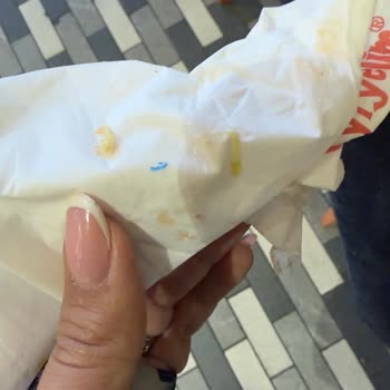 Mavi Plastik Parçacıklar İçeren Tavuk Menüsü Sağlık Tehlikesi