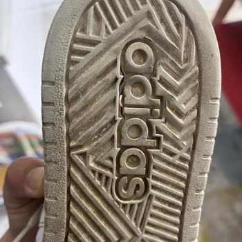 Adidas Taban Logosunda Çatlak Ve Kalite Sorunu
