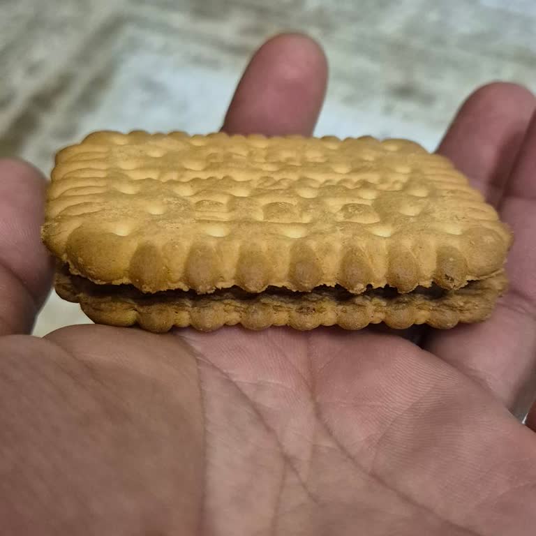 Eti Petit Beurre Kremalı Bisküvi Yanık Kokulu Ve Aşırı Kızarmış