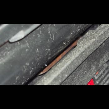 Yeni Tüfeğin Tetik Mekanizmasında Pas Görüntüsü Güvenlik Endişesi Ve Bakım Talebi