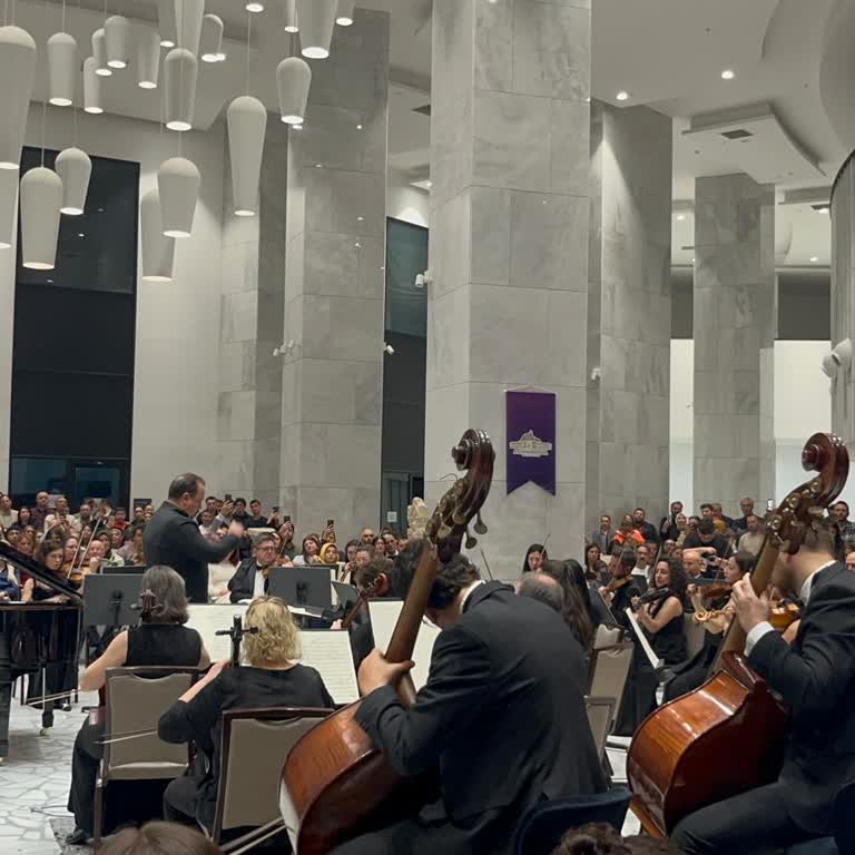 Aşırı Sıcak Ve Oturma Düzeni Yokluğu Konserde Sağlık Sorunu Yaratıyor