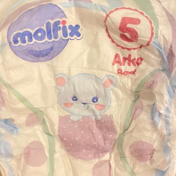 Molfix Bebek Bezinde Sert Siyah Yabancı Cisim