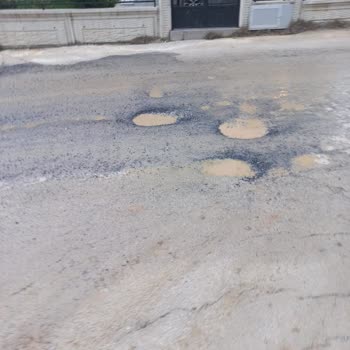 Yeniköy Sokaklarındaki Çukurlu Yol Ve Toz Sorunu Araçlarıma Zarar Veriyor