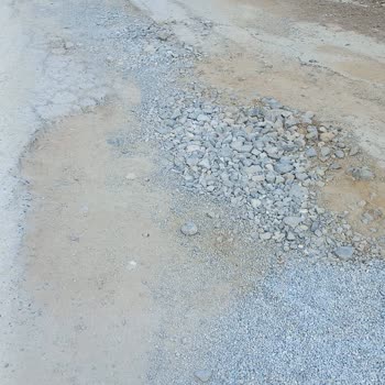 Yeniköy Sokaklarındaki Çukurlu Yol Ve Toz Sorunu Araçlarıma Zarar Veriyor