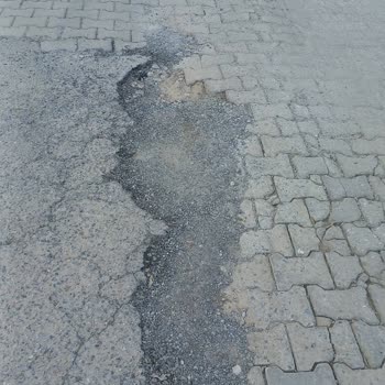 Yeniköy Sokaklarındaki Çukurlu Yol Ve Toz Sorunu Araçlarıma Zarar Veriyor