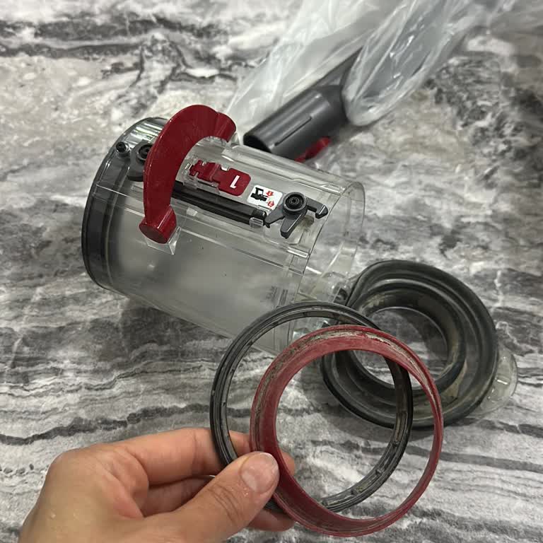 Dyson V12 Çöp Haznesi Silikon Parçası Çıktı Ve Takılamıyor, Ücretsiz Değişim Talebi