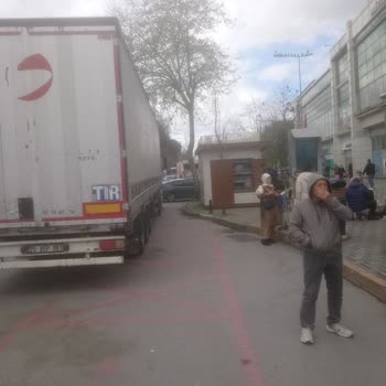 Dudullu Ve Çekmeköy'de Otobüs Durağını Engelleyen Hatalı Parklar Yolcu Güvenliğini Tehlikeye Atıyor