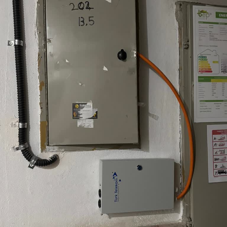 Düzensiz Kablo Yerleşimi Ve Kutu Kapak Hasarı Nedeniyle Görüntü Kirliliği