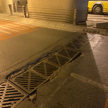 Zeytinburnu Belediyesi Çukur Yüzünden Sakat Kalıyordum Az Daha Telefonum Kırıldı