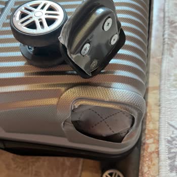 Kamil Koç Otobüsünde Valiz Tekerleği Kırıldı, Varış Bir Saat Gecikti Ve Muavin Agresif Davrandı