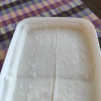 Soğuk Zincir Bozulması Nedeniyle Dondurmanın Üzerinde Buz Parçaları Ve Erime İzleri