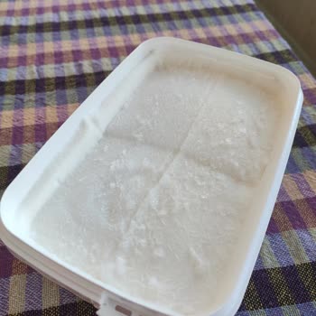 Soğuk Zincir Bozulması Nedeniyle Dondurmanın Üzerinde Buz Parçaları Ve Erime İzleri