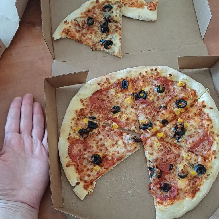 Domino's Pizza Orta Boy Ödeyip Küçük Pizzalar Aldım Tam İade İstiyorum