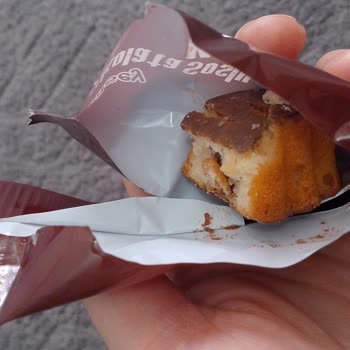 Casey Mini Çikolatalı Kek Paketi İçinde Isırılmış Yarım Kek